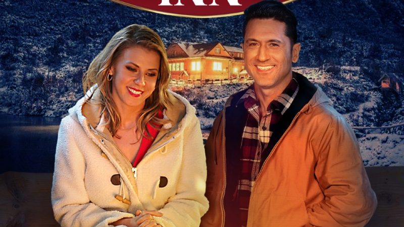 Christmas Under Wraps (2014) Movie Review: A Heartwarming Holiday Classic